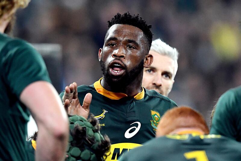 FILE PHOTO: Rugby Union - Rugby Championship - New Zealand vs South Africa - Wellington Regional Stadium, Wellington, New Zealand - September 15, 2018 - South Africa's captain Siya Kolisi talks with team mates.         REUTERS/Ross Setford/File Photo