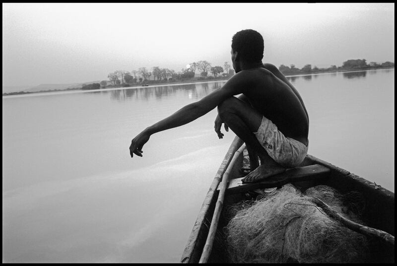 MALI. Bamako. At sunrise, a fisherman in his boat on the river Niger. 1994. A. Abbas / Magnum Photos