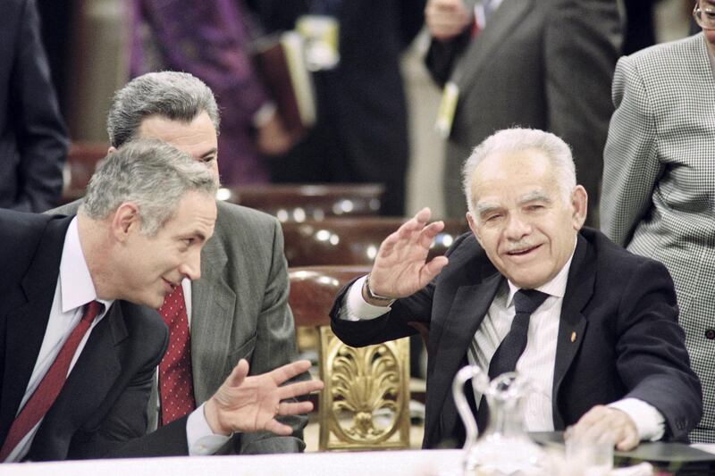 Israeli Premier Yitzhak Shamir (R) gestures while speaking with his advisor, Benjamin Netanyahu (L), in Madrid on October 30, 1991, during the Madrid Conference. (Photo by Patrick BAZ / AFP)