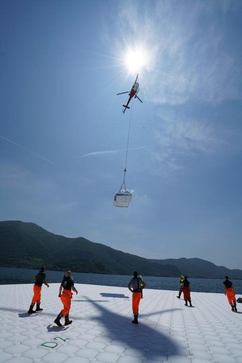 The felt that will cover the cubes underneath the yellow fabric is transported from Montecolino to San Paolo island by Elimast Helicopter Service, May 2016

Photo: Wolfgang Volz