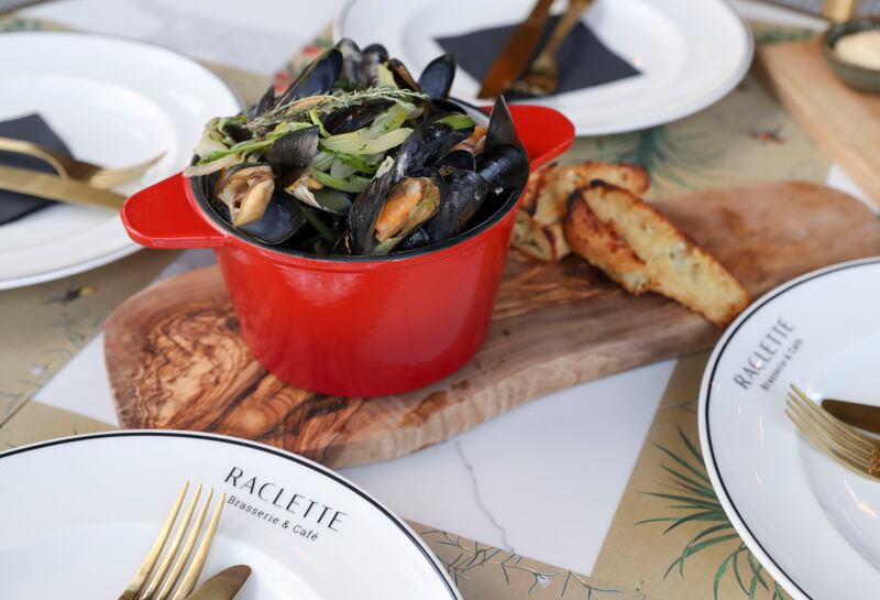 The restaurant's mules et frites bucket.