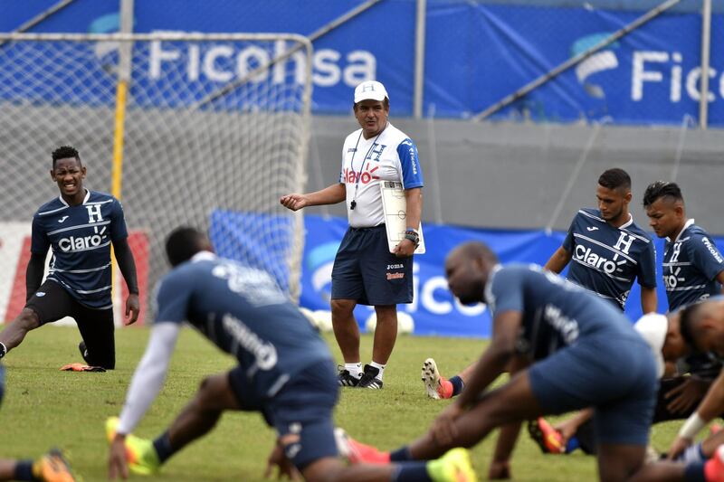 Honduras' head coach, Colombian Jorge Luis Pinto (C), conducts a training session at Francisco Morazan stadium in San Pedro Sula, 180 kilometres north of Tegucigalpa on November 9, 2017, ahead of the upcoming first leg football match of their 2018 World Cup qualifying play-off against Australia on November 10. (Photo by JOHAN ORDONEZ / AFP)