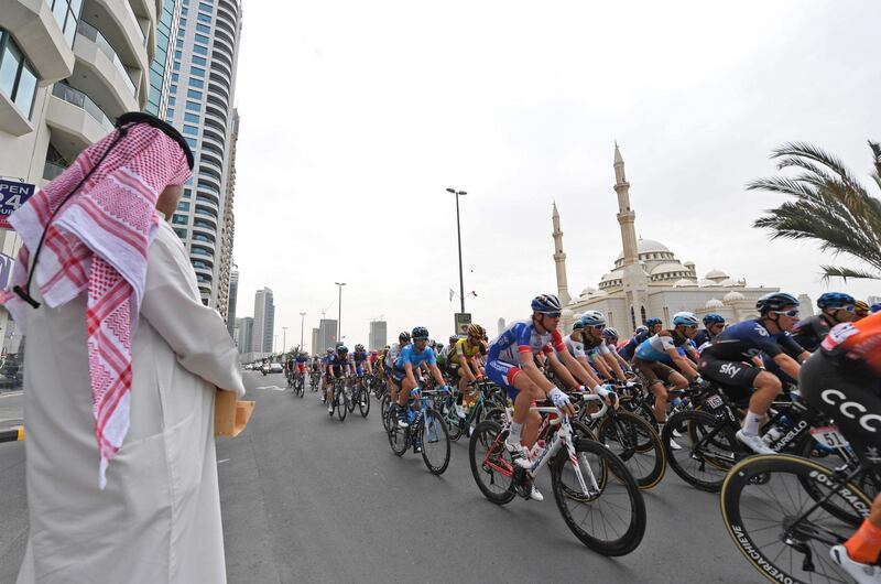 TOPSHOT - The pack rides during the fifth stage of the UAE tour from Sharjah to Khor Fakkan on February 28, 2019. / AFP / GIUSEPPE CACACE
