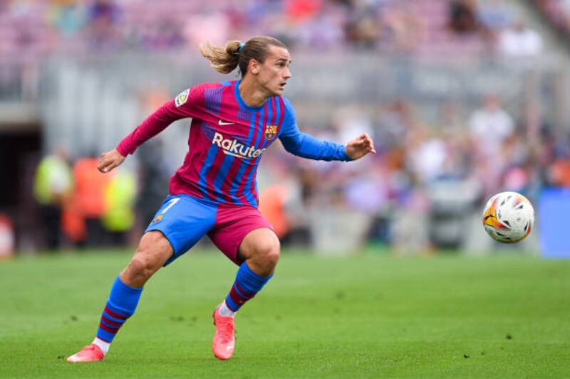 BARCELONA, SPAIN - AUGUST 29: Antoine Griezmann of FC Barcelona controls the ball during the La Liga Santader match between FC Barcelona and Getafe CF at Camp Nou on August 29, 2021 in Barcelona, Spain. (Photo by David Ramos / Getty Images)