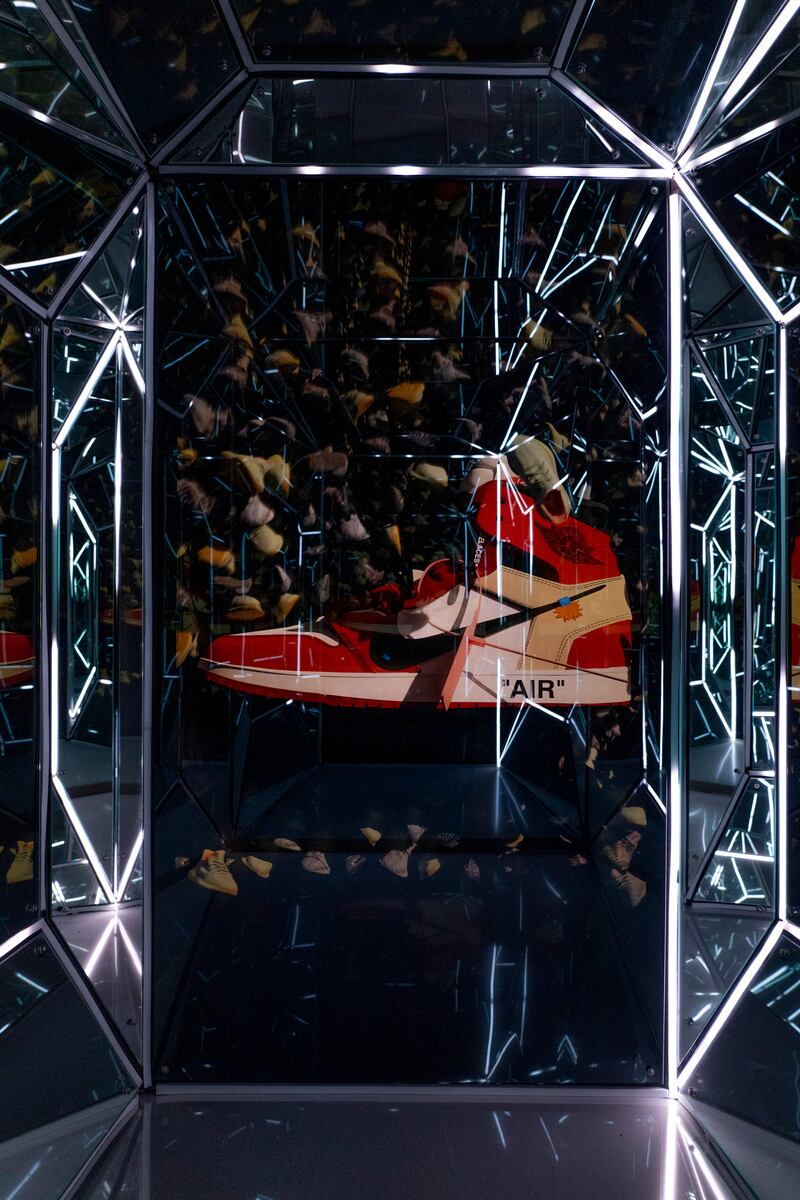 Located at the centre of the space, the experience room displays a collection of the most exclusive trainers, like a mini sneakers museum.