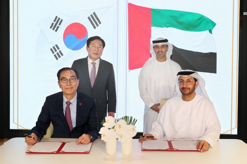 The agreement was signed by Abdullah Al Saleh (R), undersecretary of the Ministry of Economy, and Kim Ki-mun, chairman of the Korea Federation of SMEs. Photo: Ministry of Economy