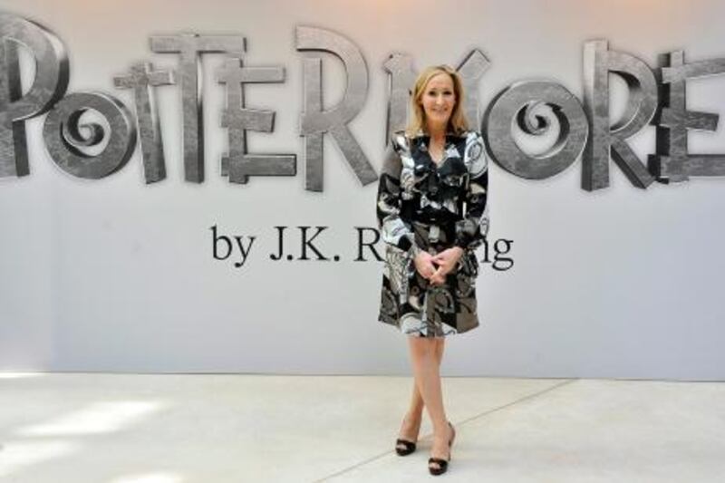 epa02790779 British author JK Rowling poses for a photograph at a photocall during the announcement of Pottermore in London, Britain, 23 June 2011. Rowling's new project Pottermore is a new free to use website. An online experience based around the reading of her hugely successful Harry Potter books.  EPA/ANDY RAIN *** Local Caption ***  02790779.jpg