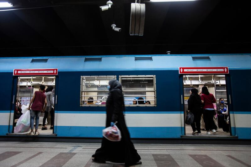 02 April 2020, Egypt, Cairo: Passengers board a train at Sadat underground metro station, an hour before the start of a night-time curfew aiming to curb the Coronavirus (Covid-19) outbreak. Photo by: Gehad Hamdy/picture-alliance/dpa/AP Images