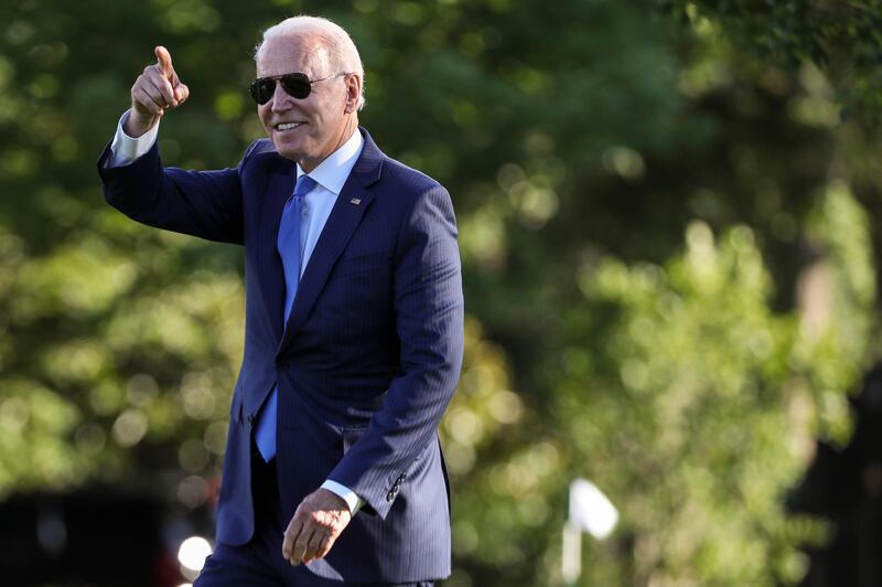 epa09301979 US President Joe Biden gestures as he walks on the South Lawn of the White House before boarding Marine One in Washington, DC, USA, 25 June 2021 for a trip to Camp David.  EPA/Oliver Contreras / POOL