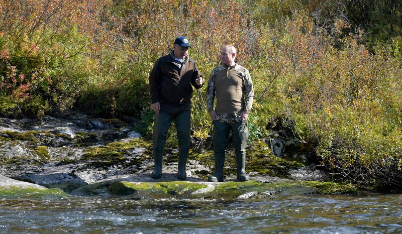 Russian President Vladimir Putin, right, speaks with his Defence Minister Sergei Shoigu in the taiga - In early September 2021, during his Siberia holiday. AFP