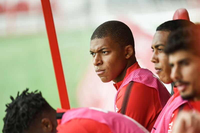 Monaco's French forward Kylian Mbappe (C) sits on the bench during the French Ligue 1 football match between Dijon FCO and AS Monaco, on August 13, 2017 at Gaston Gerard stadium in Dijon, northern France. / AFP PHOTO / PHILIPPE DESMAZES