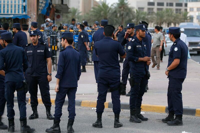 Kuwaiti police stand guard in the al-Safat square in Kuwait City on May 27, 2011 prior to a protest demanding the oil-rich Gulf state's Prime Minister Sheikh Nasser Mohammad al-Ahmad Al-Sabah resign. AFP PHOTO/YASSER AL-ZAYYAT (Photo by YASSER AL-ZAYYAT / AFP)