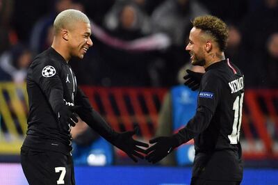 TOPSHOT - Paris Saint-Germain's French forward Kylian Mbappe (L) celebrates with Paris Saint-Germain's Brazilian forward Neymar after scoring a goal during the European Champions League football match Crvena Zvezda Belgrade vs Paris Saint-Germain (PSG) on December 11, 2018 at Rajko-Mitic stadium in Belgarde. / AFP / Andrej ISAKOVIC
