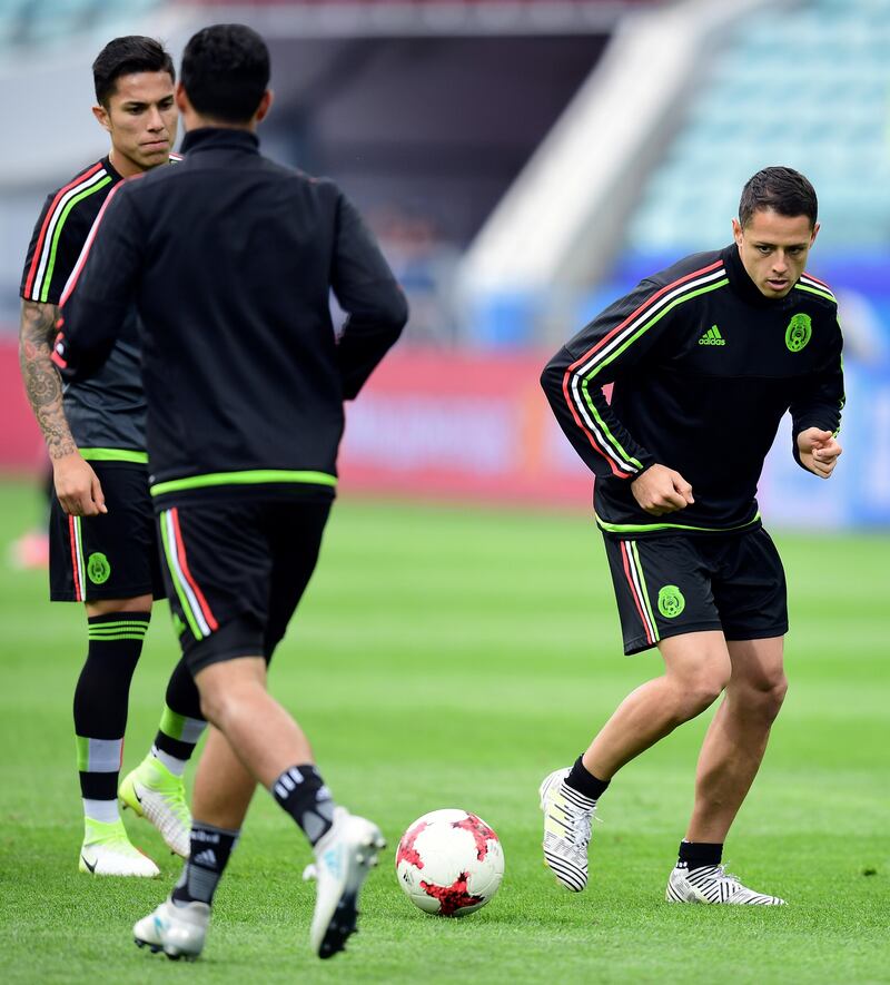 Mexico's forward Javier Hernandez (R) takes part in a training session at the Fisht stadium in Sochi on June 20, 2017 on the eve of the 2017 FIFA Confederations Cup football match between Mexico and New Zealand. / AFP PHOTO / FRANCK FIFE