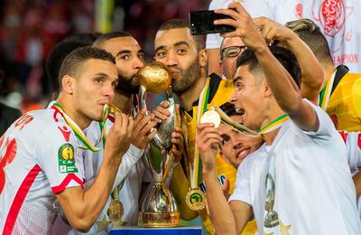 Wydad Casablanca's players celebrate with their trophy after winning the CAF Champions League final football match between Egypt's Al-Ahly and Morocco's Wydad Casablanca on November 4, 2017, at Mohamed V Stadium in Casablanca.  / AFP PHOTO / FADEL SENNA