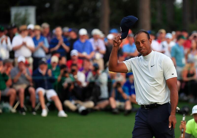 epa07502765 Tiger Woods of the US tips his cap on the eighteenth hole during the second round of the 2019 Masters Tournament at the Augusta National Golf Club in Augusta, Georgia, USA, 12 April 2019. The 2019 Masters Tournament is held 11 April through 14 April 2019.  EPA/TANNEN MAURY
