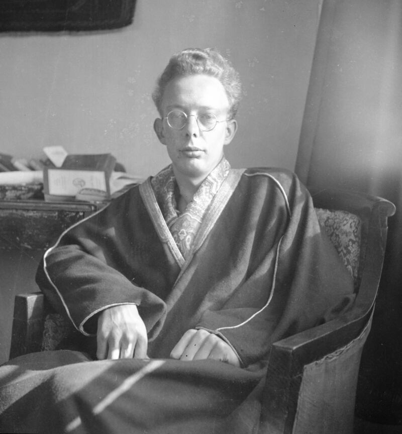 Peter Lienhardt wearing a bisht or Arab cloak in his study at Oxford University in the late 1950s or early 1960s