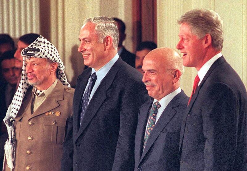 US President Bill Clinton (R) stands with Palestinian President Yasser Arafat (L), Israeli Prime Minister Benjamin Netanyahu (2nd-L), and King Hussein of Jordan (2nd-R) after a press conference 02 October at the White House in Washington, DC. Clinton told reporters that Netanyahu and Arafat have agreed to resume peace talks immediately with priority negotiations on an Israeli pullback from the West Bank city of Hebron.    AFP PHOTO Joyce NALTCHAYAN (Photo by JOYCE NALTCHAYAN / AFP)