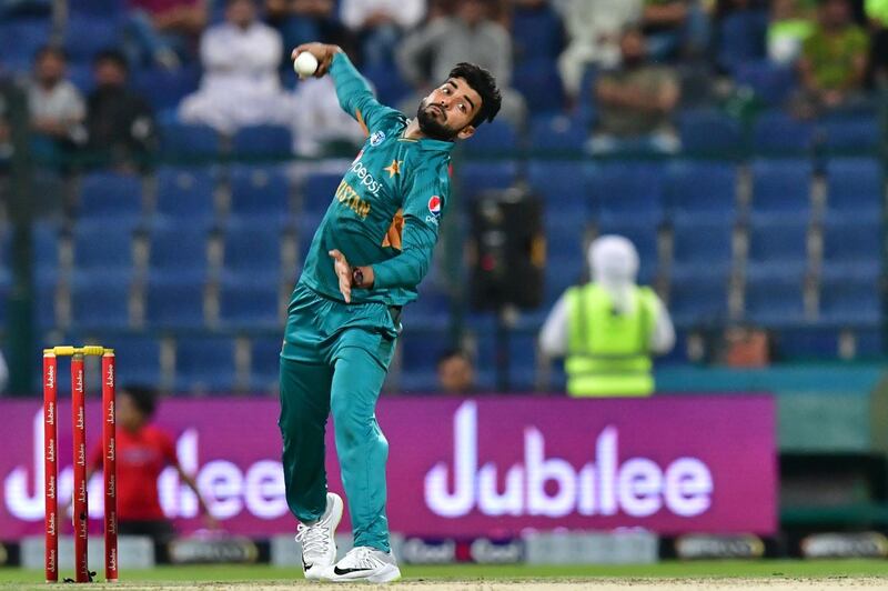 Pakistan's cricketer Shadab Khan bowls delivers a ball during the first T20 cricket match between Pakistan and New Zealand at the Abu Dhabi Cricket Stadium in Abu Dhabi on October 31, 2018.  / AFP / GIUSEPPE CACACE
