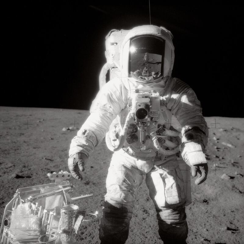 epa06766296 An undated handout file photo made available by NASA on 27 May 2018 shows astronaut Alan Bean, Lunar Module pilot, pausing near a tool carrier during the Apollo 12 spacewalk on the moon's surface. Commander Charles Conrad, Jr., who took the black-and-white photo, is reflected in Bean's helmet visor. Bean, who was the fourth person to walk on the moon, passed away on 26 May 2018 in Houston, Texas at the age of 86.  EPA/NASA HANDOUT -- BLACK AND WHITE -- HANDOUT EDITORIAL USE ONLY/NO SALES