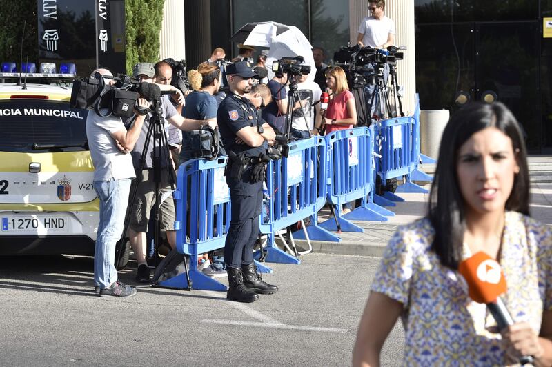 Media stand waiting for the arrival of Real Madrid's Portuguese forward Cristiano Ronaldo to appear at a court in Pozuelo de Alarcon. Gerard Julien / AFP