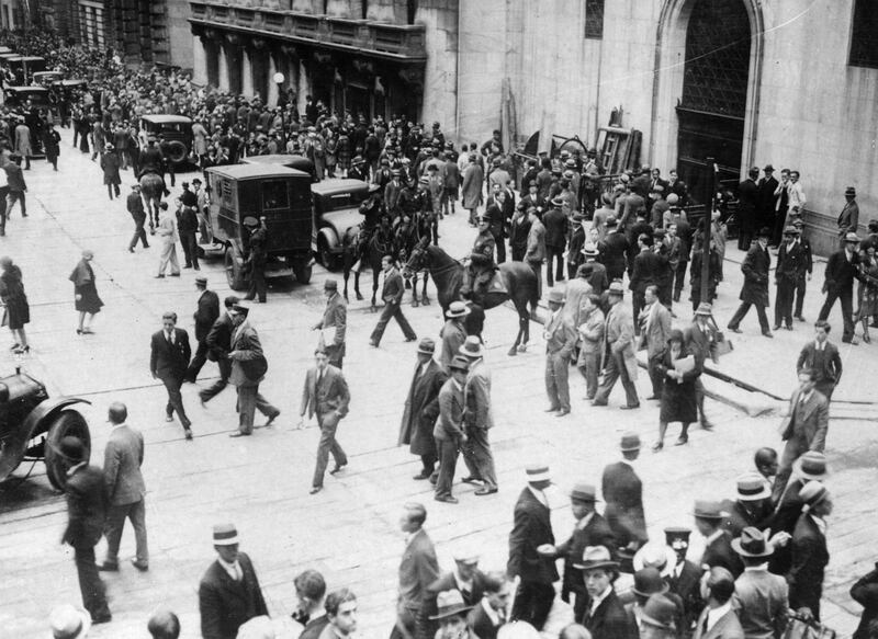 24th October 1929:  Anxious crowds waiting in front of the Sub-Treasury Building, (now the Federal Hall National Memorial), opposite the Stock Exchange during the Wall Street Crash.  (Photo by Keystone/Getty Images)