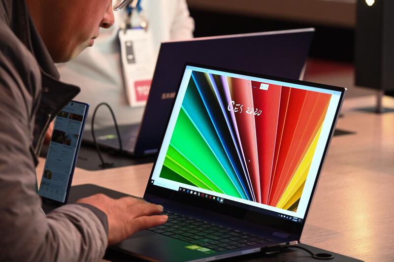 An attendee looks at a Samsung Galaxy Book laptop computer January 10, 2020 on the final day of the 2020 Consumer Electronics Show (CES) in Las Vegas, Nevada.     / AFP / Robyn Beck
