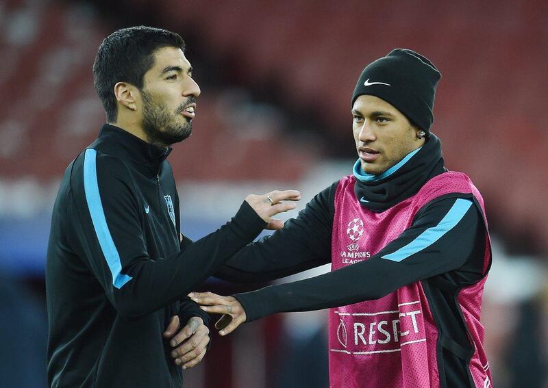 epa05175742 Barcelona's Luis Suarez (L) with team mate Neymar (R) during a training session at the Emirates Stadium in London, Britain, 22 February 2016. Barcelona play Arsenal in a Champions League round of 16 soccer match at the Emirates Stadium in London, 23 February.  EPA/ANDY RAIN