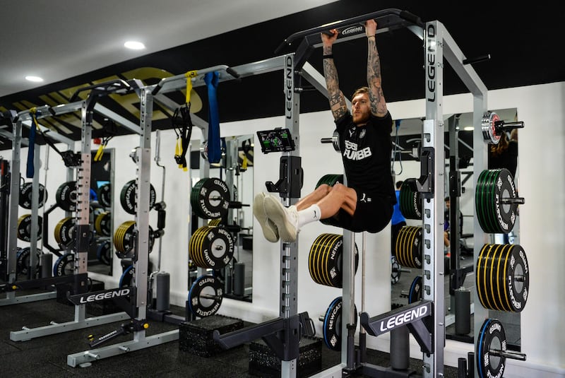 NEWCASTLE UPON TYNE, ENGLAND - APRIL 09: Jeff Hendrick does leg raises during the Newcastle United Training Session at the Newcastle United Training Centre  on April 09, 2021 in Newcastle upon Tyne, England. (Photo by Serena Taylor/Newcastle United via Getty Images)