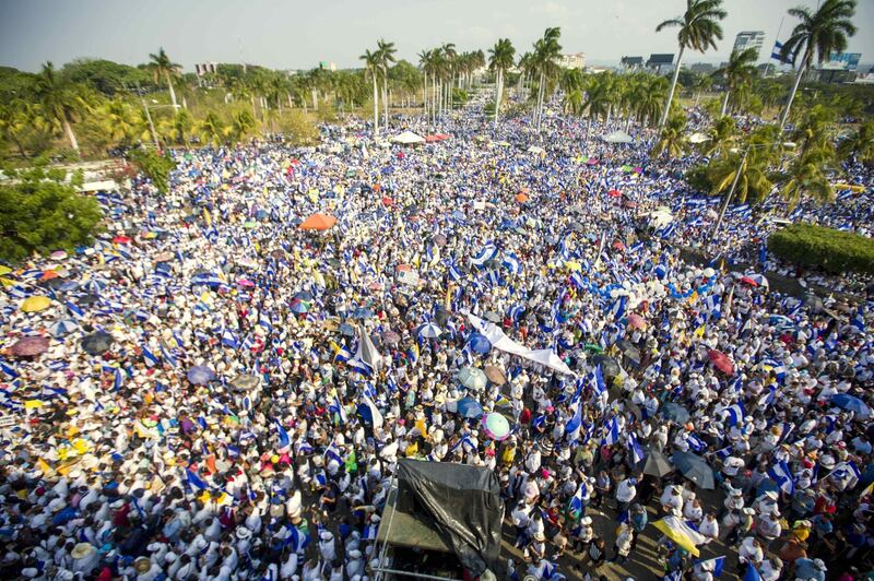 epa06699916 Demonstrators participate in a rally to demand justice for the more than thirty people killed at rallies held to demand that President Daniel Ortega and his wife, Vice President Rosario Murillo, step down from power, in Managua, Nicaragua, 28 April 2018.  EPA/JORGE TORRES