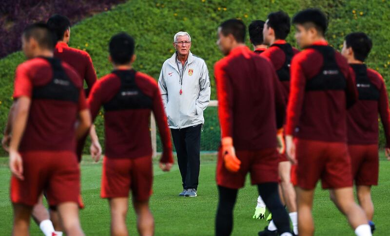 China's national team coach Marcello Lippi (C) attends a training session as the team prepares for the 2019 edition of the AFC Asian cup, in Qatar's capital of Doha on December 21, 2018.  / AFP / KARIM JAAFAR
