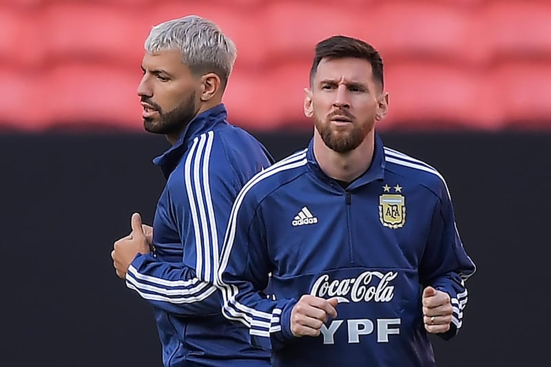 Argentina's Lionel Messi (R) and Sergio Aguero take part in a training session in Porto Alegre, Brazil, on June 21, 2019, ahead of a Copa America football match against Qatar on June 23. / AFP / Carl DE SOUZA  
