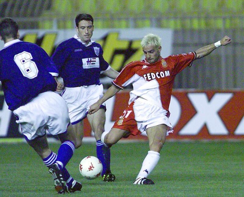 l'attaquant monegasque Marco Simone tire pour marquer son troisième but contre les défenseurs écossais, le 16 septembre 1999 au stade LouisII à Monaco, lors de la rencontre Monaco-St Johnstone dans le cadre du 1er tour de la Coupe de l'UEFA.
(IMAGE ELECTRONIQUE). (Photo by PATRICE LAPOIRIE / AFP)