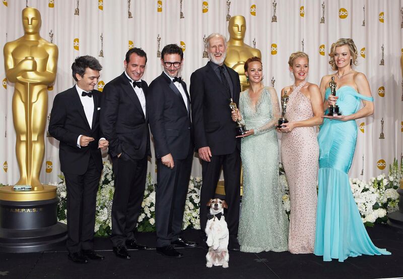 Producer Thomas Langmann, Jean Dujardin, director Michel Hazanavicius, James Cromwell, Berenice Bejo, Penelope Ann Miller, Missy Pyle, with dog Uggie, hold their Oscars after winning best picture for "The Artist" backstage at the 84th Academy Awards in Hollywood, California February 26, 2012. REUTERS/Mike Blake (UNITED STATES - Tags: ENTERTAINMENT)(OSCARS-BACKSTAGE) *** Local Caption ***  OSC1432_OSCARS-_0227_11.JPG