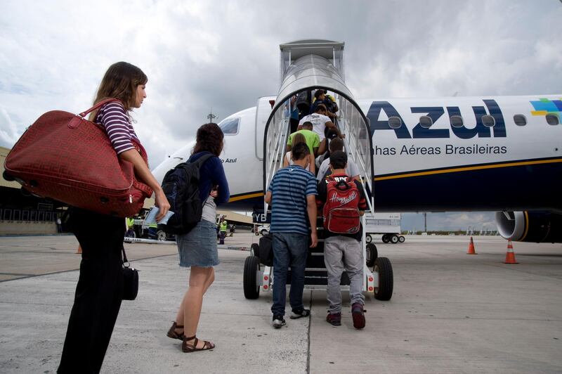21 Jan 2010, Campinas, Brazil --- Azul Linhas Aereas passengers boarding at Viracopos Airport, Campinas, Brazil. Known for cheap flights , Azul was founded by David Neeleman (founder of JetBlue) in 2008 --- Image by © Paulo Fridman/Corbis