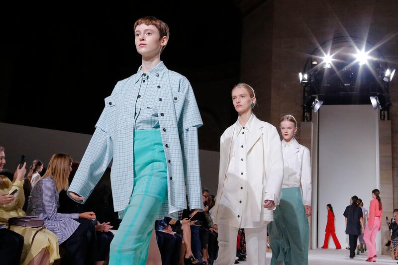 Models walk the runway for the Victoria Beckham SS18 show during New York Fashion Week on September 10, 2017 in New York. / AFP PHOTO / EDUARDO MUNOZ ALVAREZ