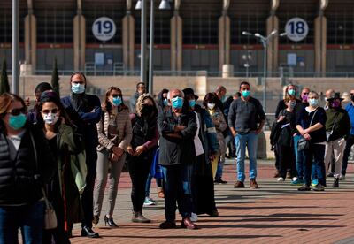 People wait in queue to receive a dose of the Pfizer-BioNtech COVID-19 vaccine at Clalit Health Services in Jerusalem, on January 24, 2021. Since the rollout of vaccinations one month ago, more than 2.5 million of Israel's nine-million-strong population have been vaccinated already, the health ministry said on January 22. / AFP / MENAHEM KAHANA
