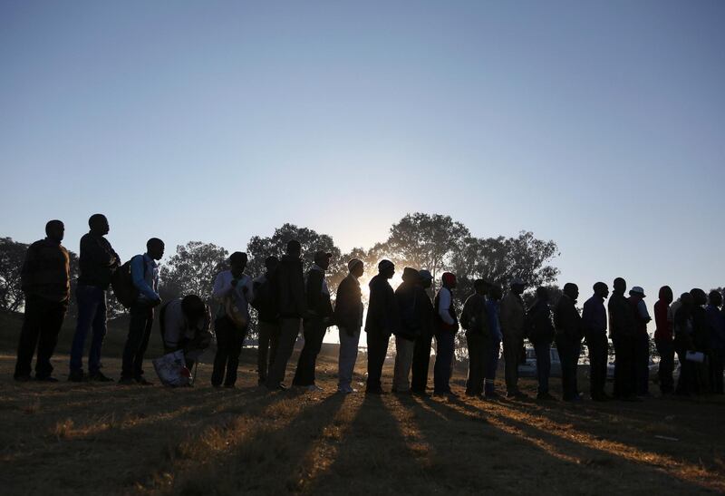 Zimbabwean voters queue to cast their ballots in the country's general elections in Harare, Zimbabwe. REUTERS / Siphiwe sibeko