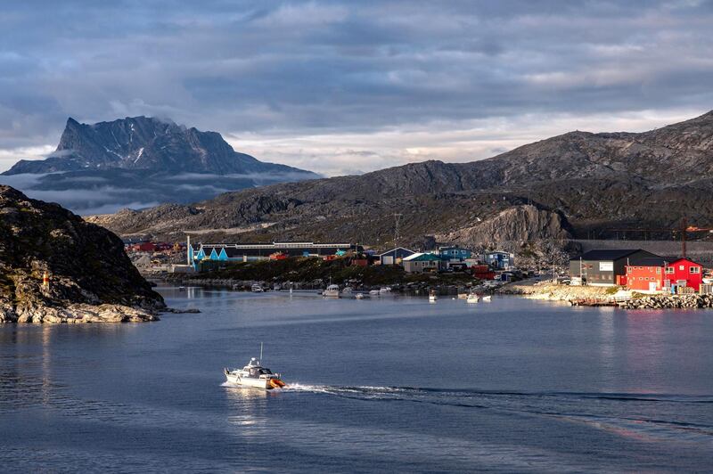 2A3XT5X BOAT IN FRONT OF THE SHOPPING MALL, TOWN OF NUUK, GREENLAND, DENMARK