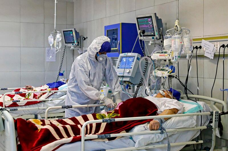 An Iranian medic treats a patient infected with the COVID-19 virus at a hospital in Tehran on March 1, 2020. A plane carrying UN medical experts and aid touched down AFP PHOTO / HO / MIZAN NEWS AGENCY