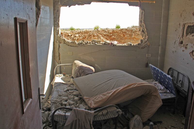 A picture taken on September 19, 2017 shows hospital beds covered in rubble and debris following a reported air strike by Syrian government forces in the village of Al-Tahh, in the northwestern Idlib province. / AFP PHOTO / Omar haj kadour