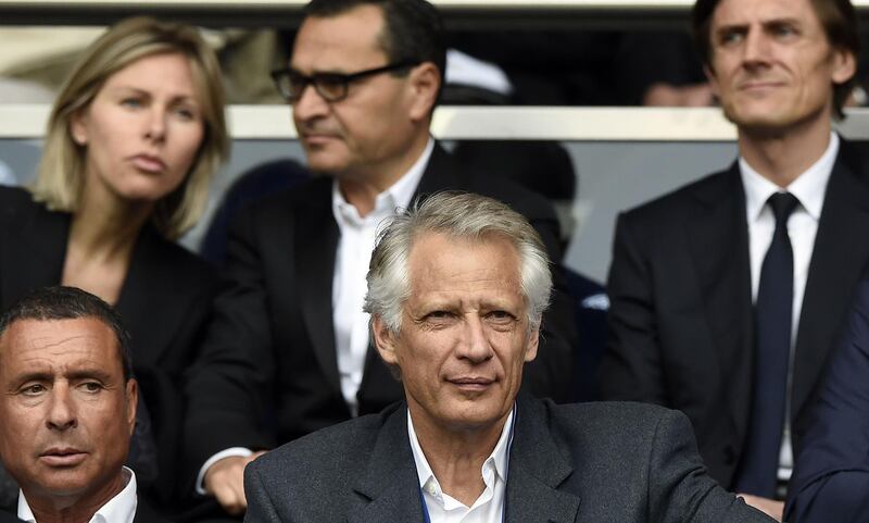 (FILES) This file photo taken on April 23, 2014 shows France's former Prime Minister Dominique de Villepin (C) and businessman Alexandre Djouhri (L) attending the French L1 football match between Paris Saint-Germain (PSG) and Evian-Thonon (ETG) at the Parc des Princes stadium in Paris. 
French businessman Alexandre Djouhri was taken into custody in London on January 8, 2018, as part of an investigation into the alleged financing of former French President Nicolas Sarkozy's 2007 presidential campaign by Libya. / AFP PHOTO / FRANCK FIFE
