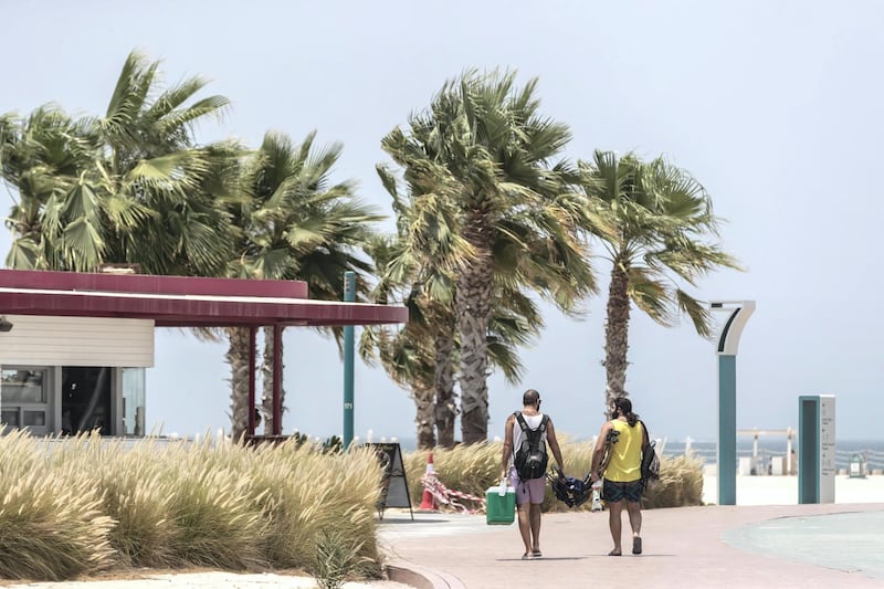 DUBAI, UNITED ARAB EMIRATES. 01 JUNE 2020. COVID STANDALONE. Residents enjoy the access to Kite Beach in Jumeirah with the current COVID precautions in place. (Photo: Antonie Robertson/The National) Journalist: None. Section: National.