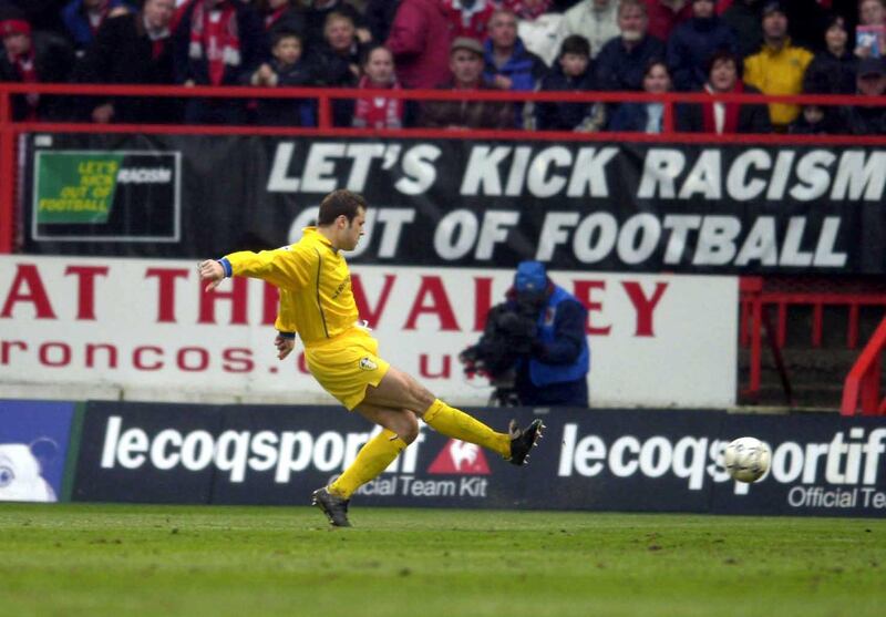 Football - FA Carling Premier LEague - Charlton Athletic v Leeds United - 17/3/01 
Leeds' Mark Viduka scores the 1st  goal seconds into the match 
Mandatory Credit: Action Images - John Sibley 
Digital