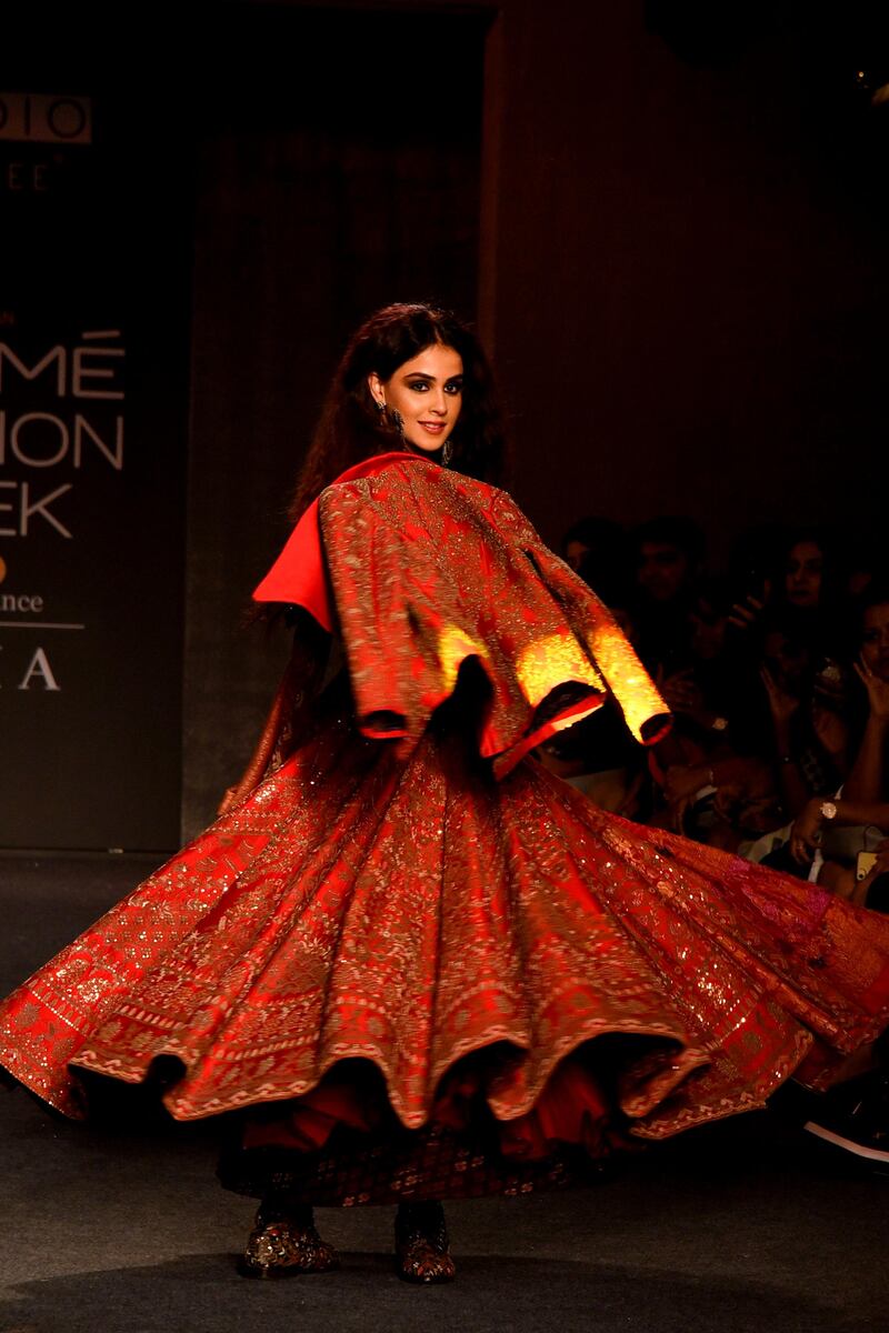 Indian Bollywood actress Genelia D'Souza presents a creation by designer Saroj Jalan at Lakmé Fashion Week (LFW) Winter Festive 2019 in Mumbai on August 25, 2019.  - XGTY / RESTRICTED TO EDITORIAL USE
 / AFP / Sujit Jaiswal / XGTY / RESTRICTED TO EDITORIAL USE
