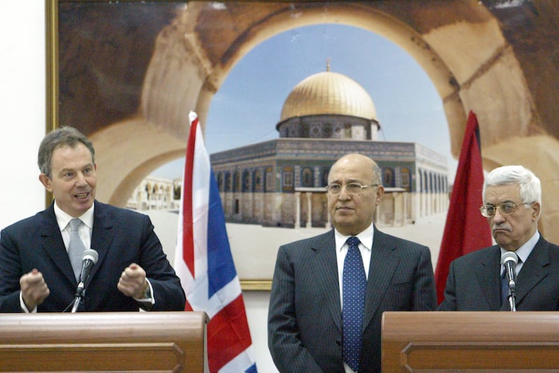 British PM Tony Blair (L), Palestinian leader Mahmoud Abbas (R) and Mr Qurei in Ramallah, December 2004. Reuters