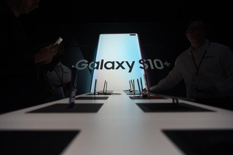 Members of the media try out Samsung devices during the Samsung Unpacked product launch event in San Francisco, California on February 20, 2019.  Seeking to rev up demand in the slumping smartphone market, Samsung on Wednesday unveiled a folding handset, becoming the first major manufacturer to offer the feature. / AFP / Josh Edelson
