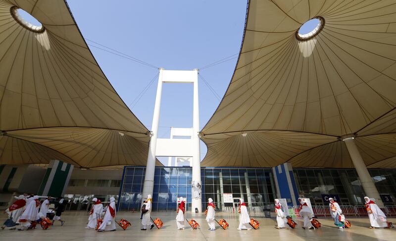 Muslim pilgrims arrive at Jeddah airport on August 26, 2017, prior to the start of the annual Hajj pilgrimage in the holy city of Mecca. / AFP PHOTO / KARIM SAHIB