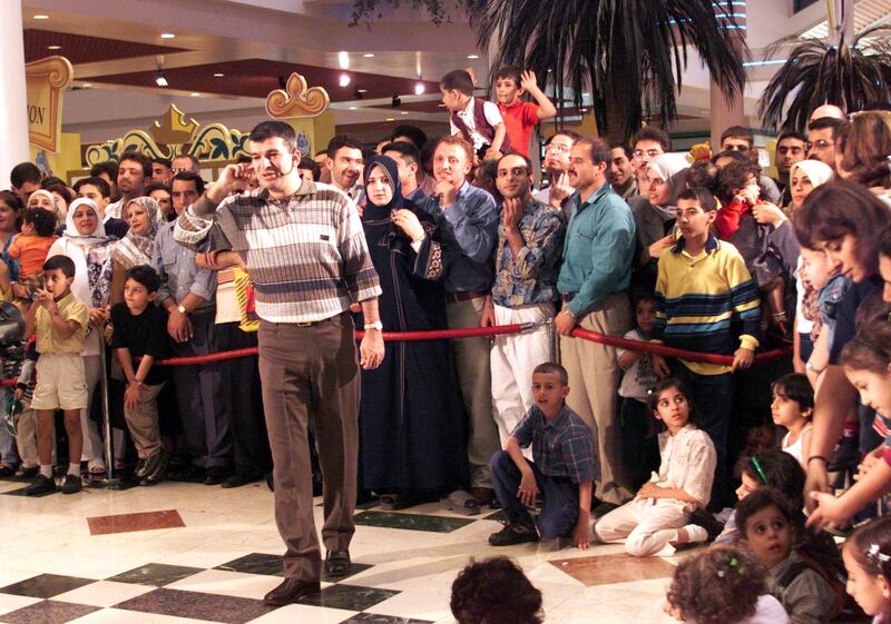 Lebanese Broadcasting Corporation presenter Toni Khalifeh during a live broadcast of his TV game programme in Dubai, March 9, 2000, during the Dubai Shopping Festival. AFP