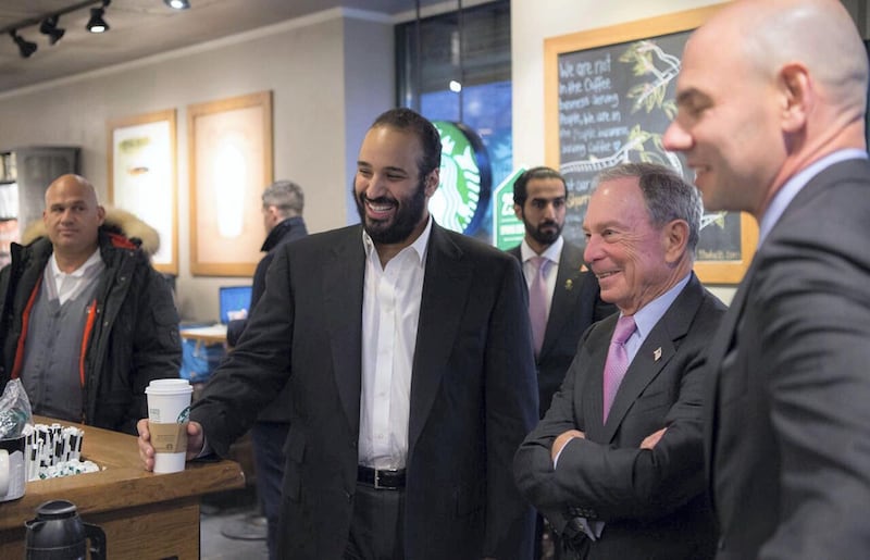 A handout picture provided by the Saudi Royal Palace on March 28, 2018, shows Saudi Crown Prince Mohammed bin Salman (C) ordering coffee with former New York mayor Michael Bloomberg (2nd-R) at a coffee shop in New York. / AFP PHOTO / Saudi Royal Palace / BANDAR AL-JALOUD / RESTRICTED TO EDITORIAL USE - MANDATORY CREDIT "AFP PHOTO / SAUDI ROYAL PALACE / BANDAR AL-JALOUD" - NO MARKETING - NO ADVERTISING CAMPAIGNS - DISTRIBUTED AS A SERVICE TO CLIENTS